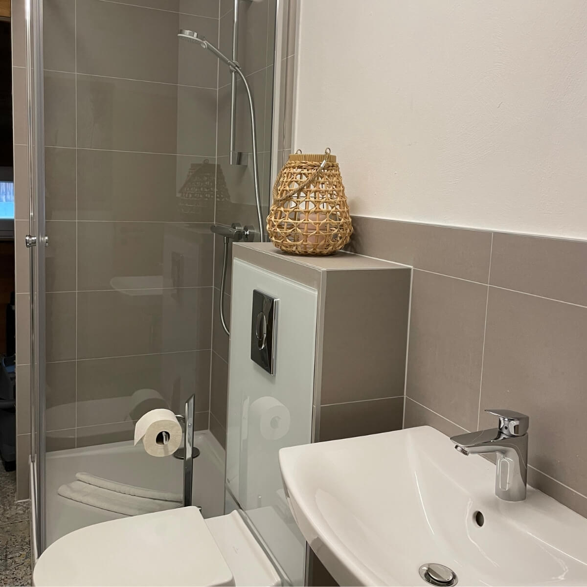 Lüftenblick II Badezimmer mit Dusche