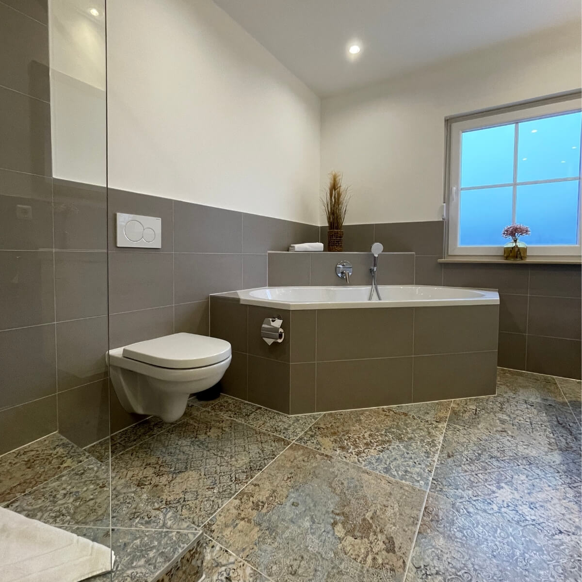 Lüftenblick II Badezimmer mit großer Badewanne