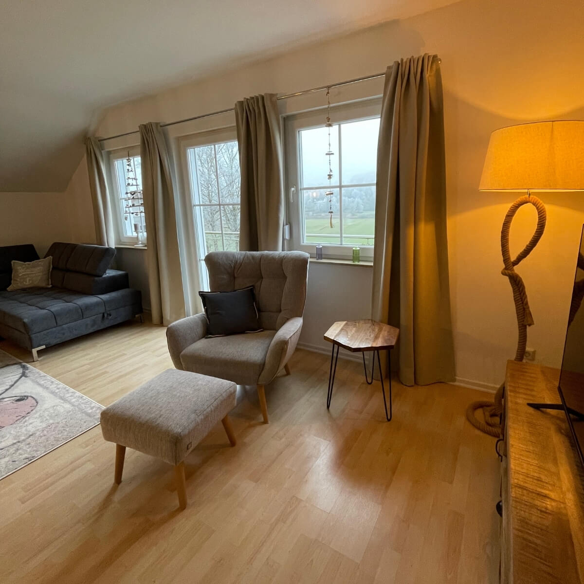 Lüftenblick II Wohnzimmer mit Balkon