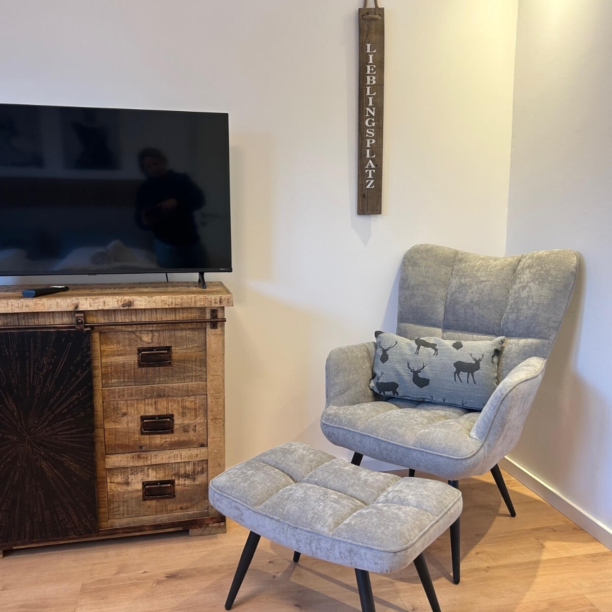 Gemütliche Sitzecke mit TV in einer Ferienwohnung am Starnberger See